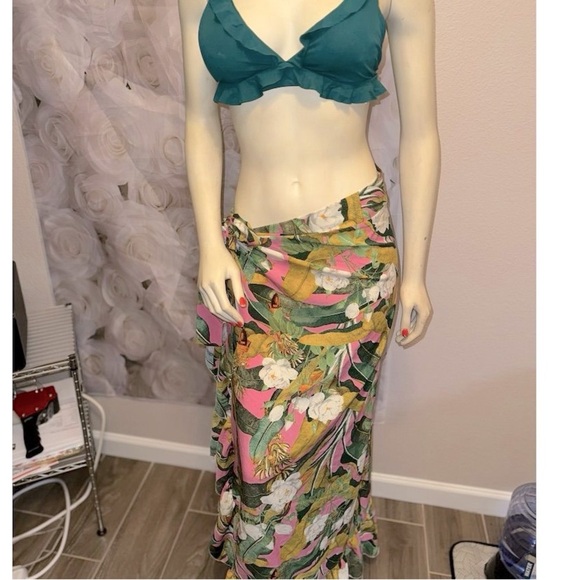 SHEIN Curve 2XL Ruffle hem tropical multicolor
Floral Wrap Sarong - Picture 3 of 7